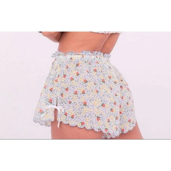 For love & lemons Women’s strawberry kiss shorts Size L - Picture 2 of 16